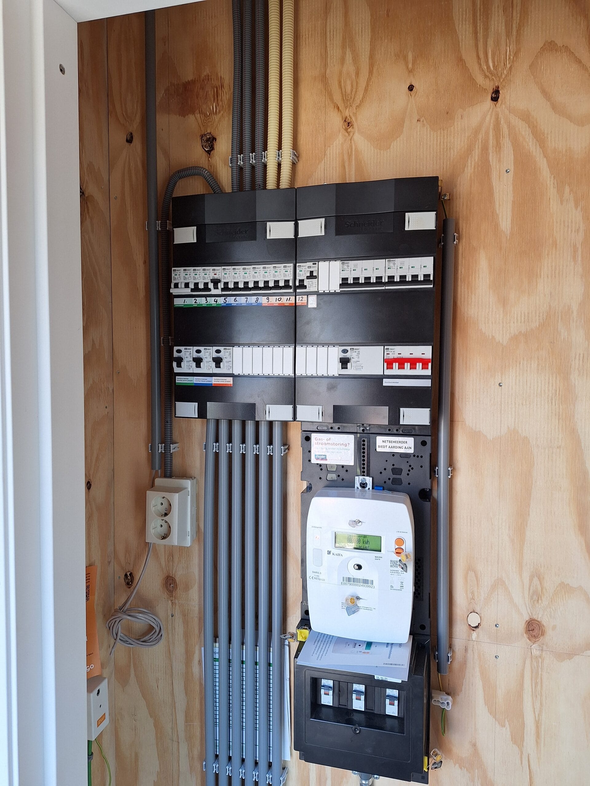 dbd35f369cacb75d287910cd7ddb9391209c79a2(1) Nieuwe stopcontacten plaatsen